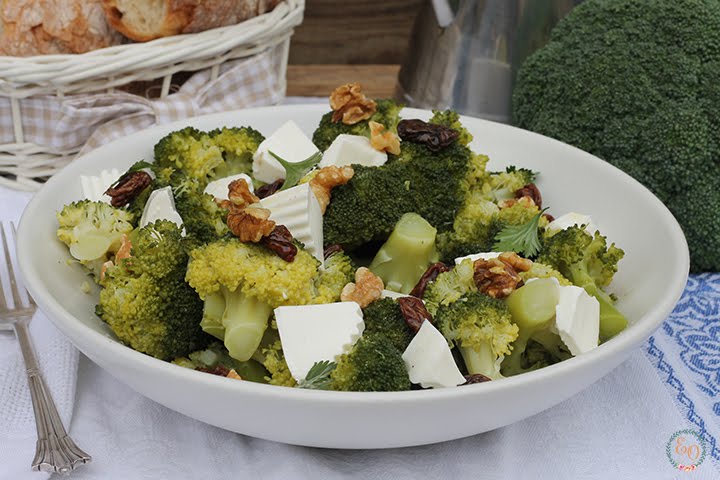 SALAD OF BRECOL WITH NUTS, RAISINS AND CHEESE